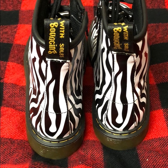 Women’s Dr. Martens Delaney Boots Zebra Size 7 NEW - Picture 4 of 6